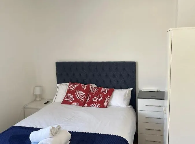 Shared House On Lakewood Crescent 브리스틀